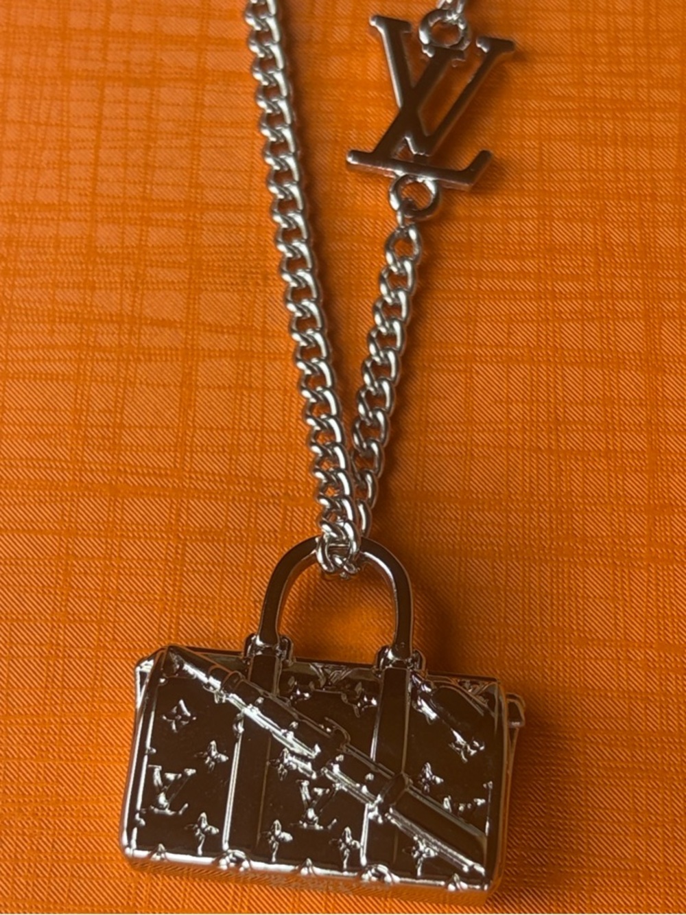 🧳 🆕 Unisex LV luggage pendant chain Necklace 🗺️